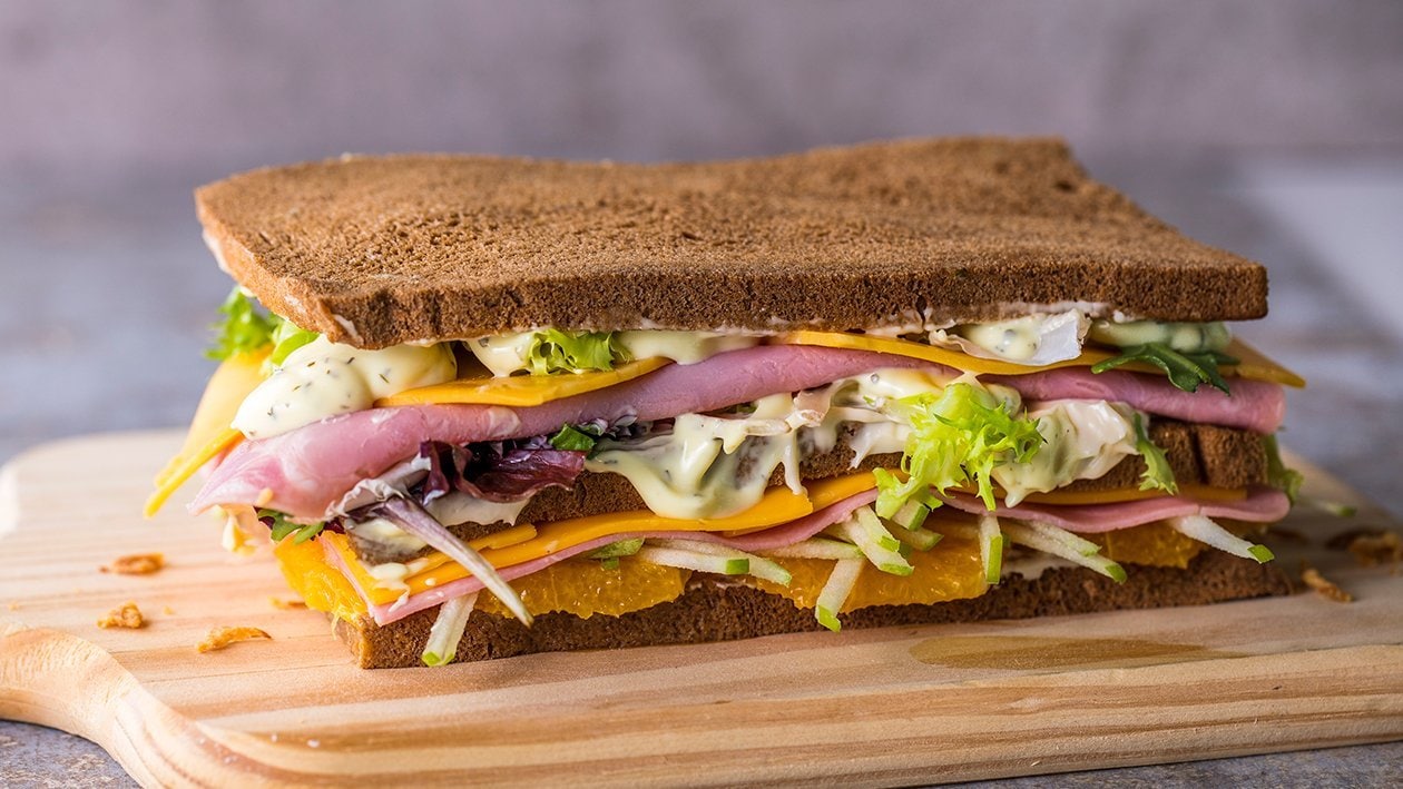 Sándwich de cheedar, jamón, ensalada fresca y mayonesa de salsa deluxe – - Receta - UFS