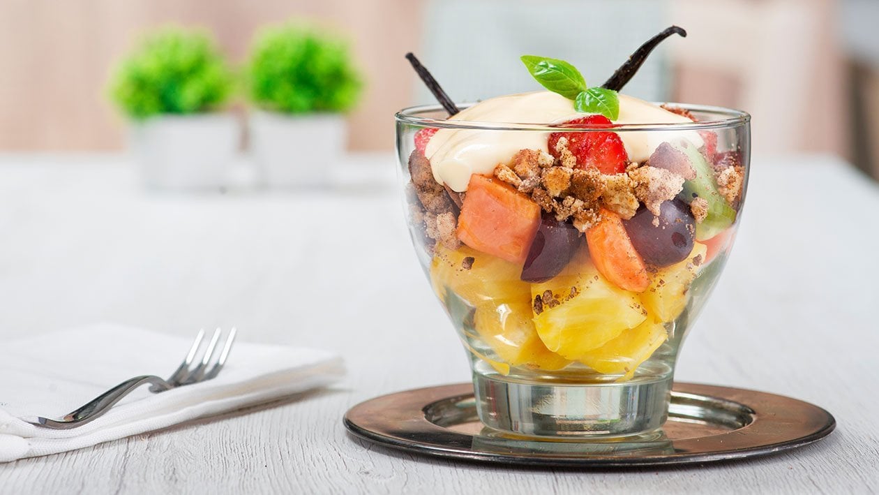 Ensalada de frutas al vacío con crema de vainilla y crumble de regaliz – - Receta - UFS