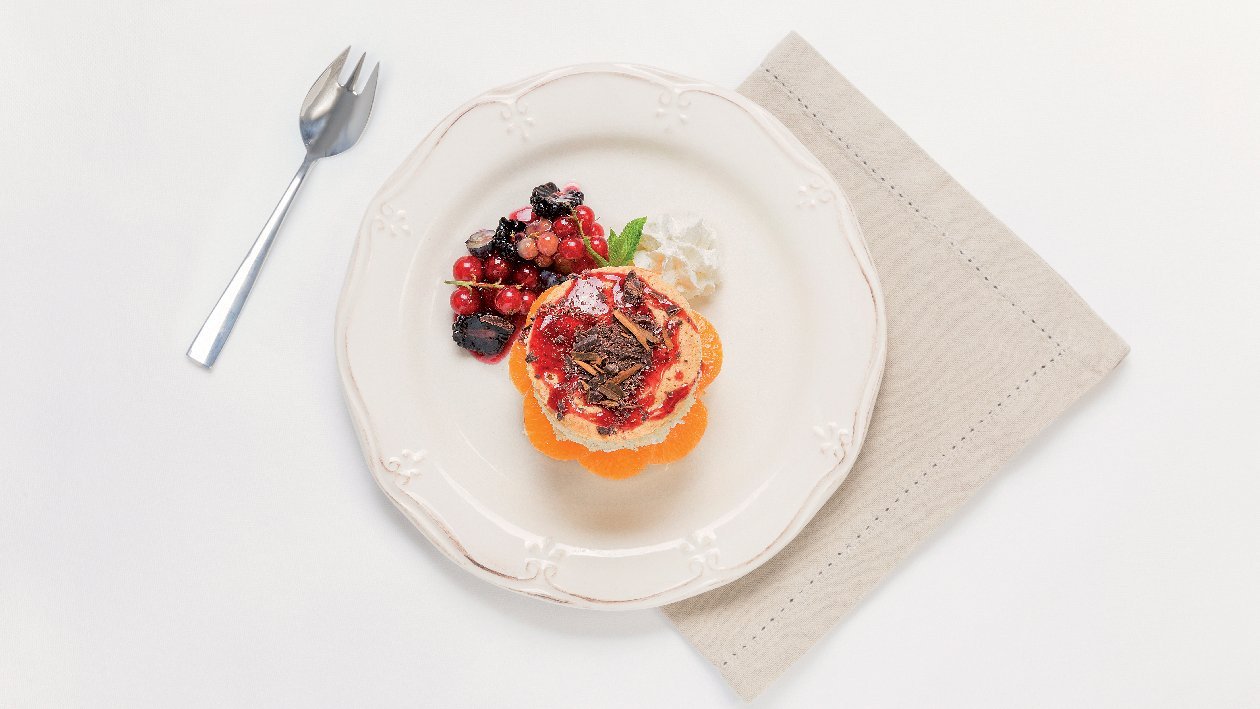 Tarta de mandarina y chocolate negro con canela y salsa de frutos rojos – - Receta - UFS