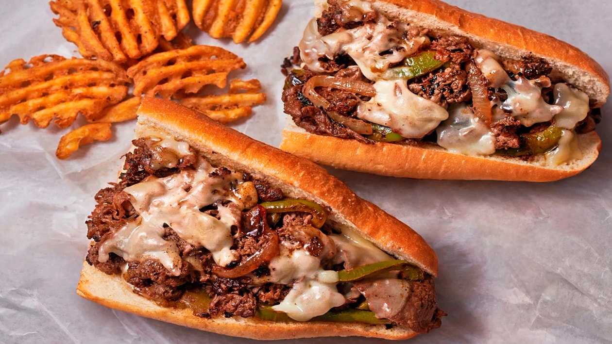 Philly Cheesesteak con pimientos y cebollas a la parrilla – - Receta - UFS