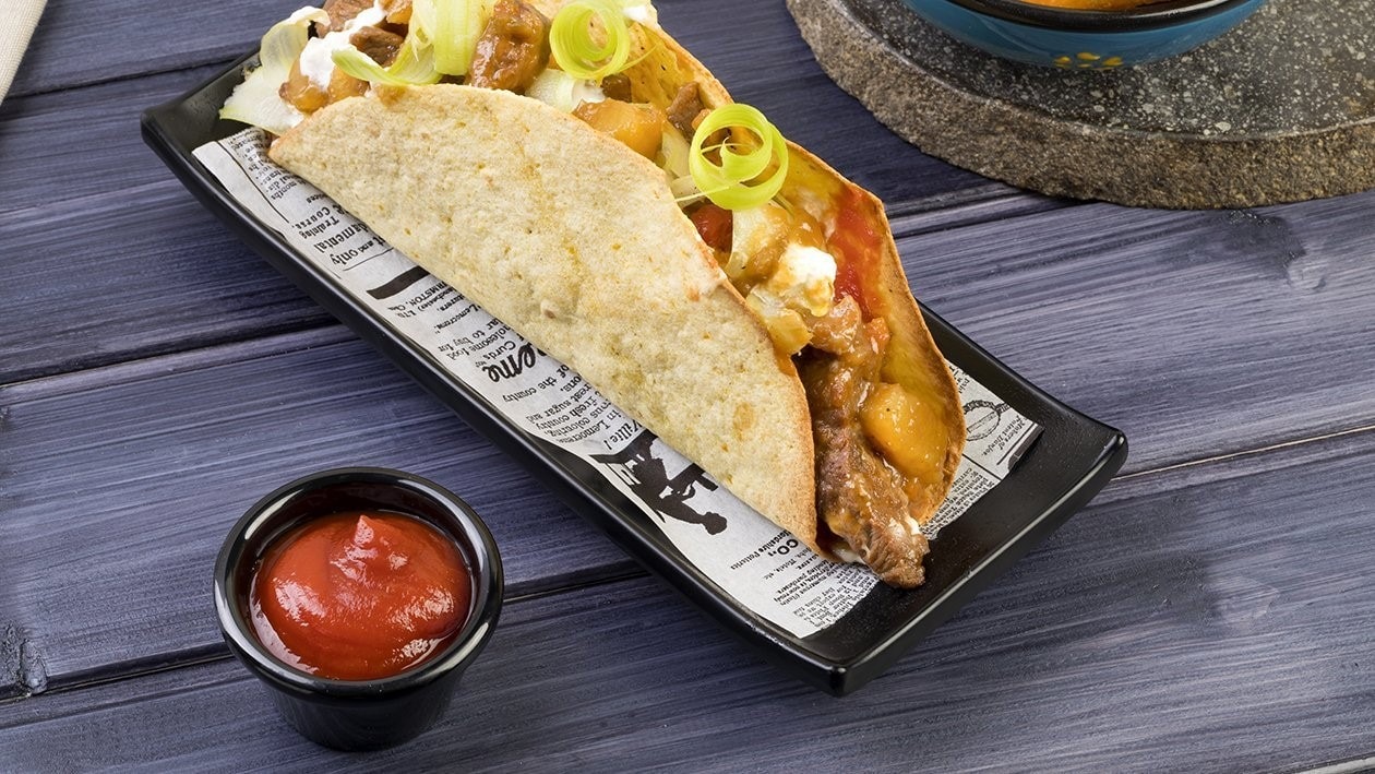 Tacos con guiso de carne y patatas, apio rizado y mozzarella – - Receta - UFS